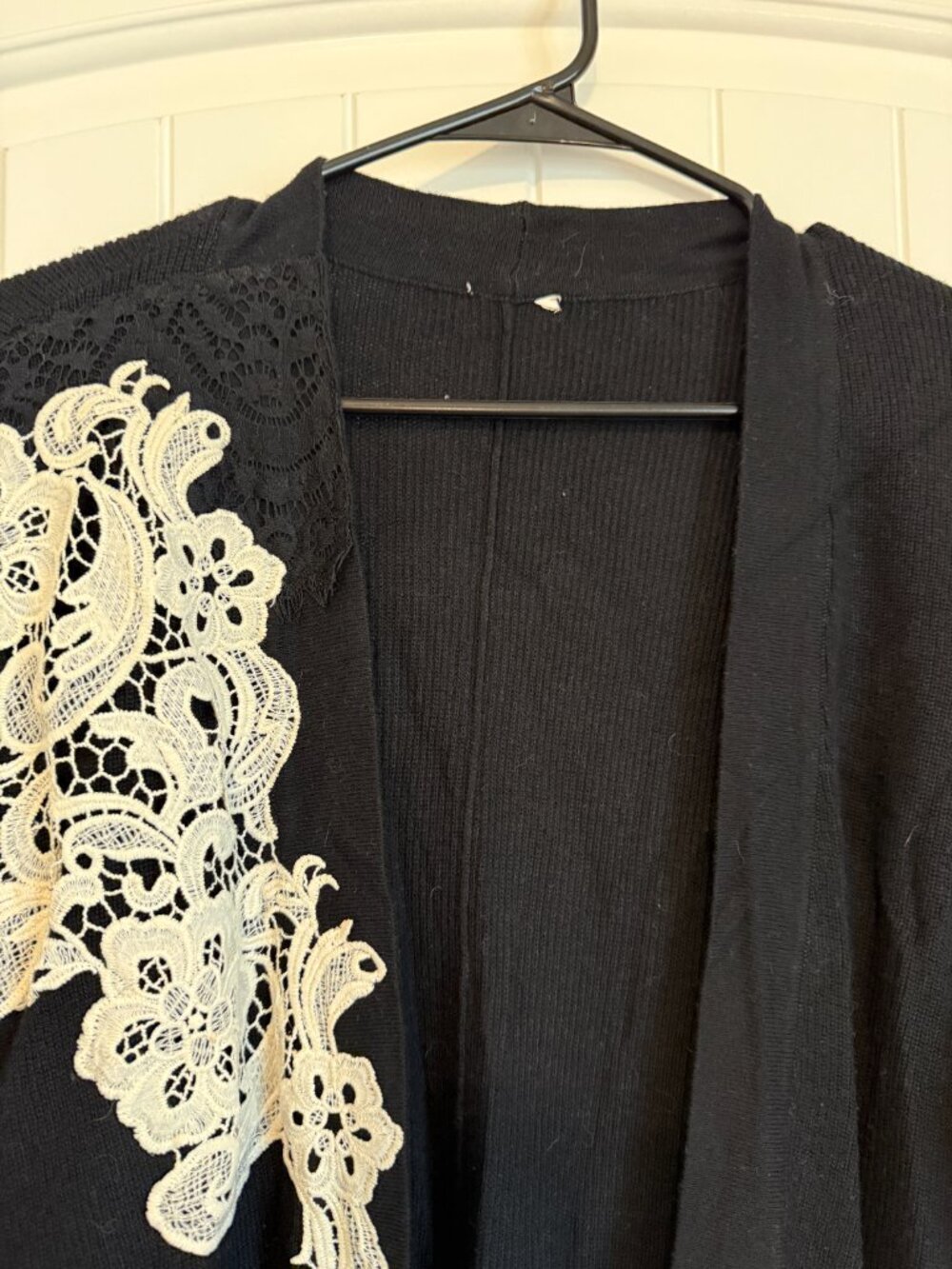 Chic black open-front cardigan with elegant white lace appliqué. - Picture 4 of 6